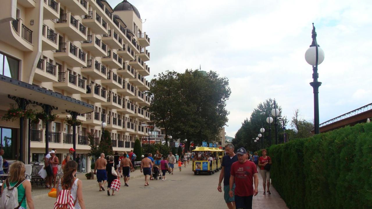 Admiral Apartments Zlatni pjasătsi Rom bilde